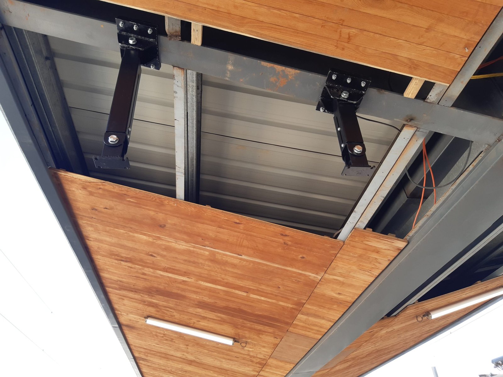 instal. support panneaux led gare de colobane 2020 10 14 14.51.05
